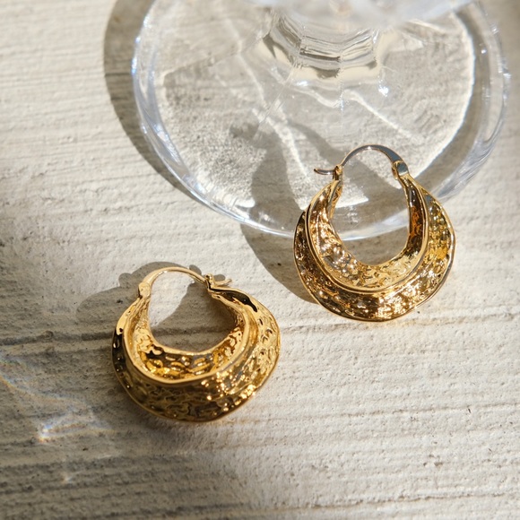 LAST ONE! 18K Gold Retro Hammered Hoops Earrings - Picture 2 of 4